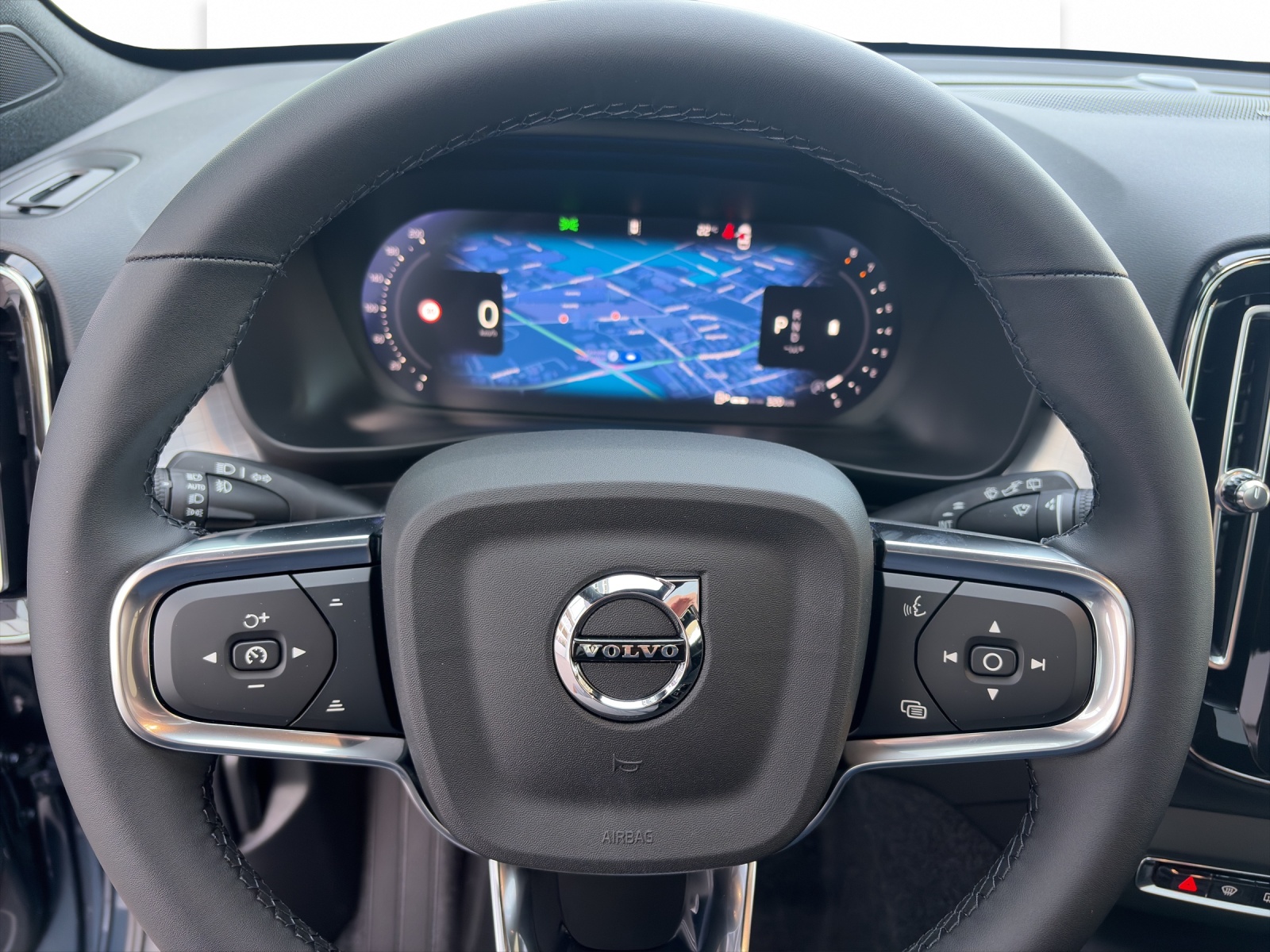 VOLVO XC40 2.0 B4 MH Black Edition-image-10