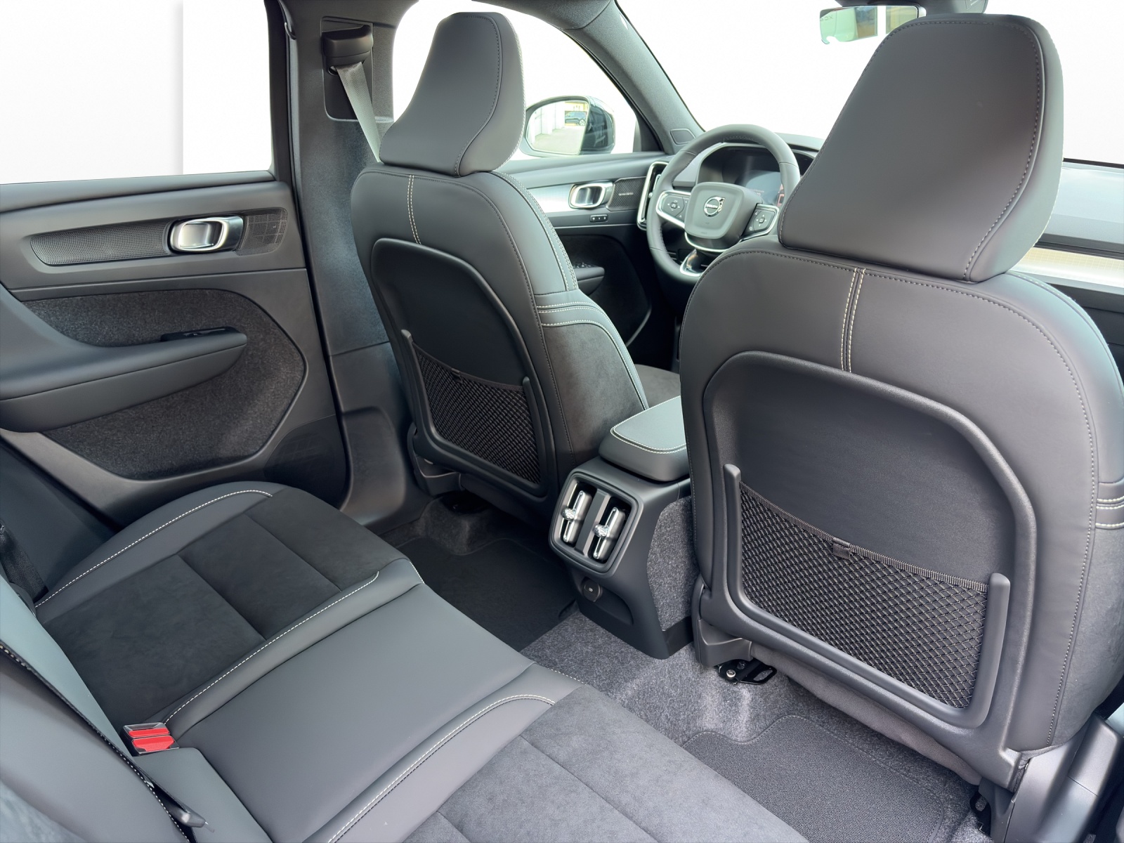 VOLVO XC40 2.0 B4 MH Black Edition-image-16