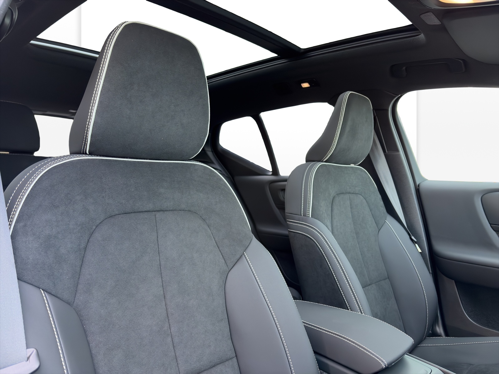 VOLVO XC40 2.0 B4 MH Black Edition-image-17