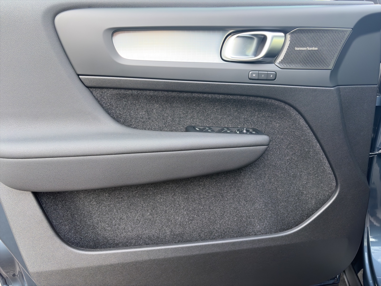 VOLVO XC40 2.0 B4 MH Black Edition-image-14