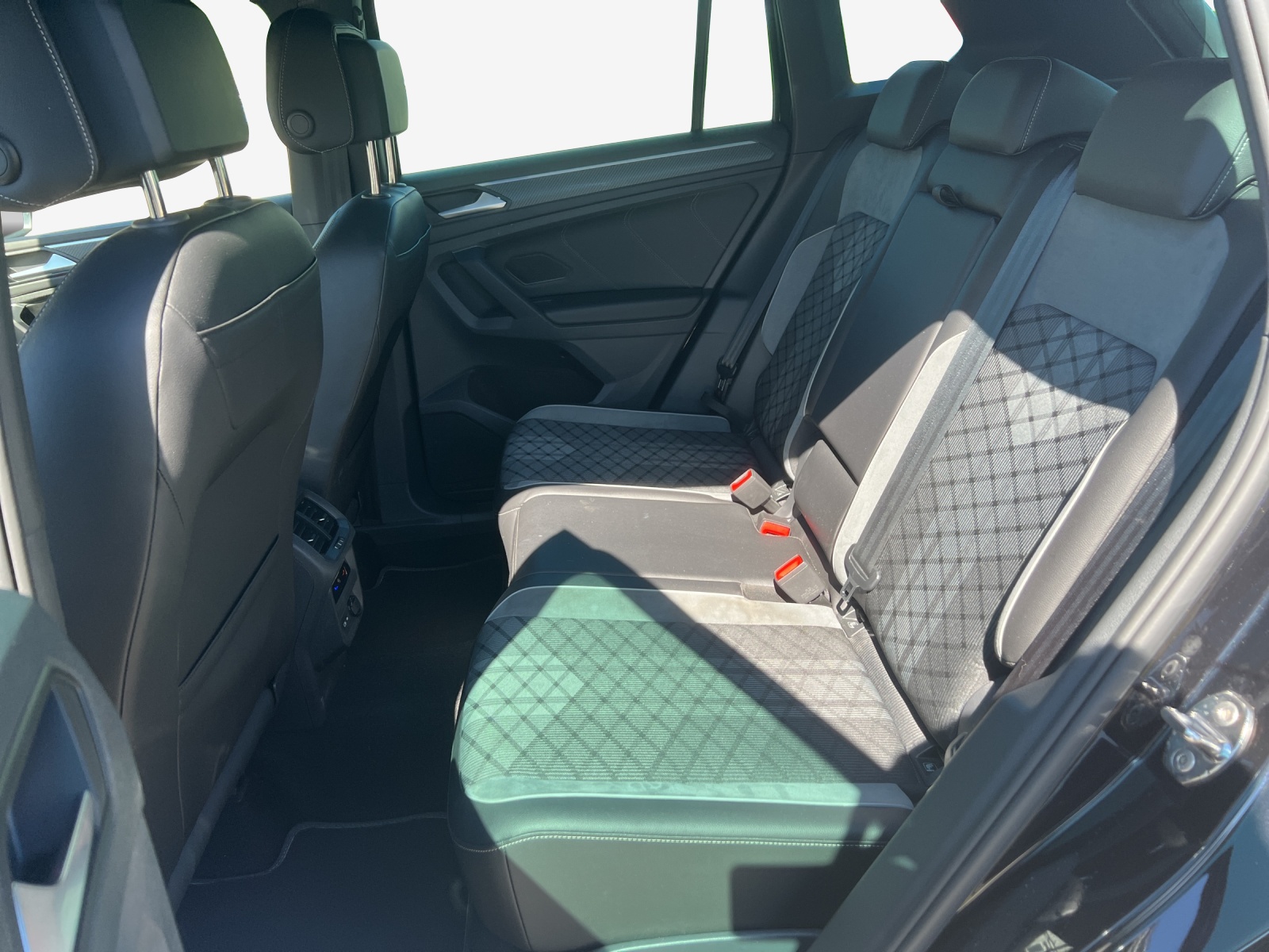VW Tiguan 2.0 TDI SCR R-Line 4Motion DSG-image-11
