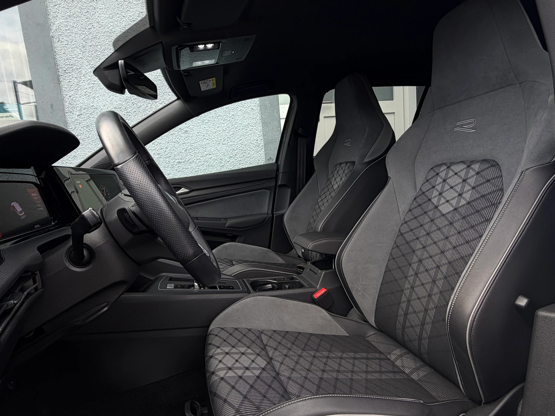 VW Golf 1.5 eTSI mHEV ACT R-Line DSG-image-11