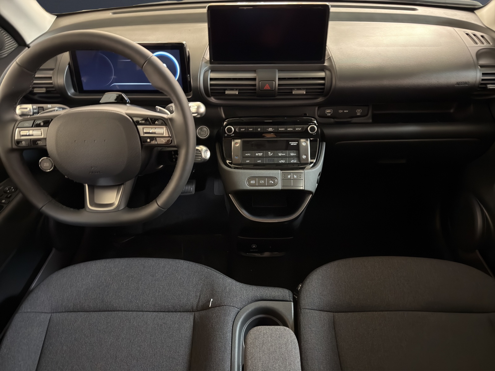 HYUNDAI Inster 49kWh Amplia-image-11