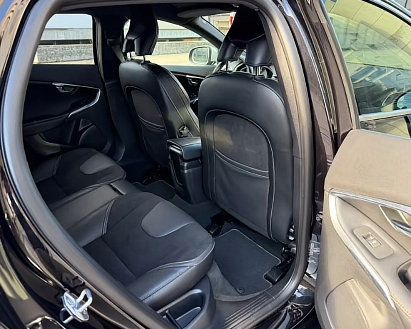 VOLVO V40 D2 Momentum R-Design Geartronic-image-10