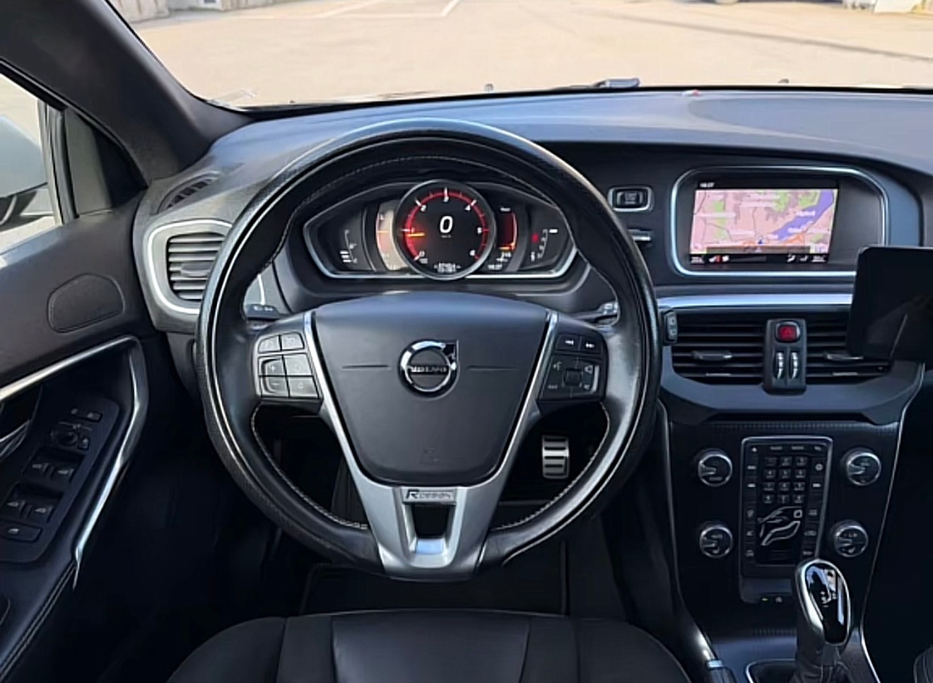VOLVO V40 D2 Momentum R-Design Geartronic-image-6