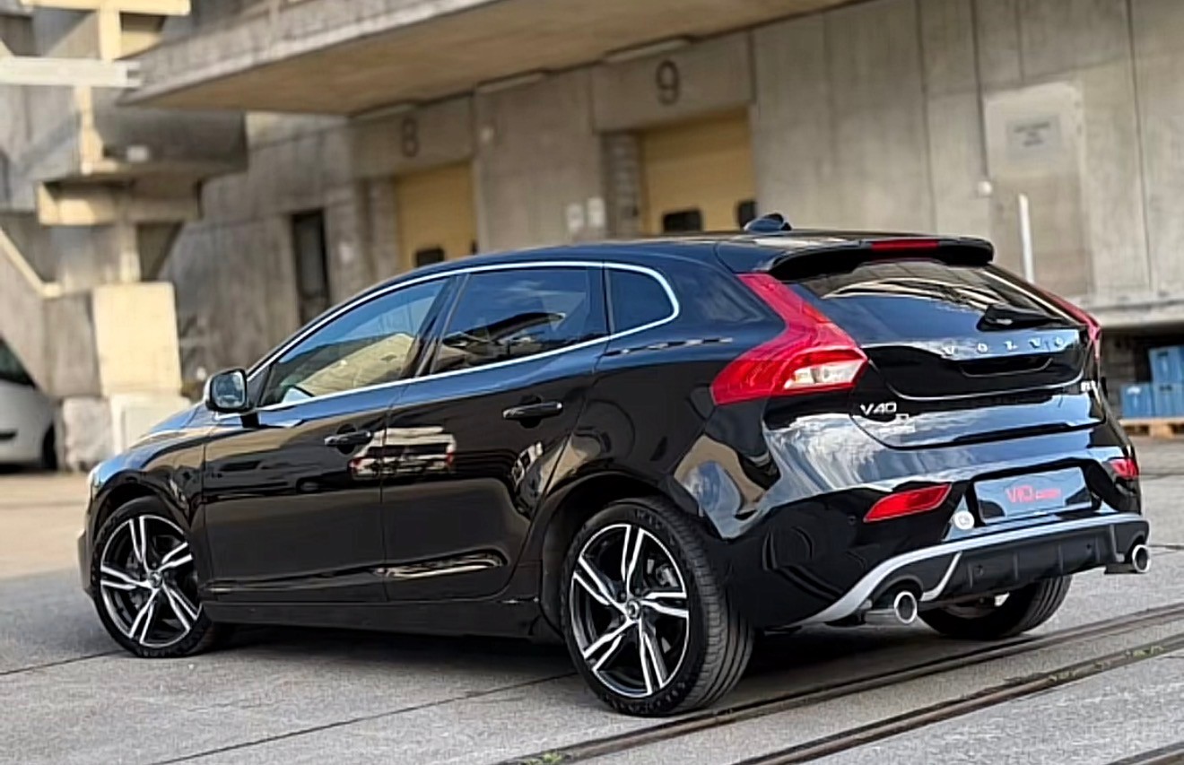 VOLVO V40 D2 Momentum R-Design Geartronic-image-2