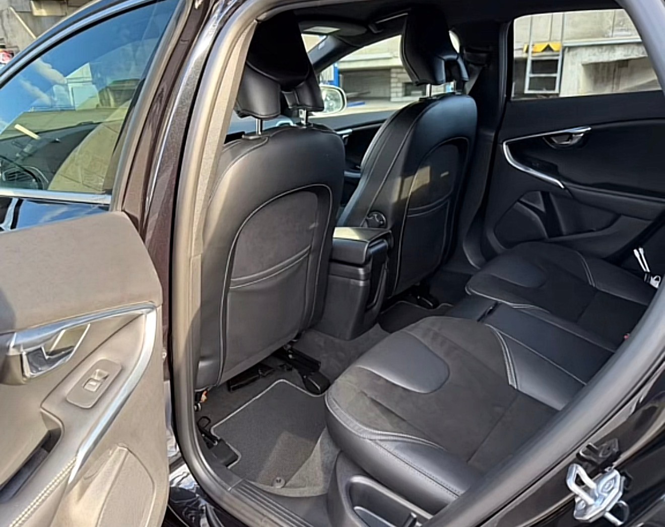 VOLVO V40 D2 Momentum R-Design Geartronic-image-9
