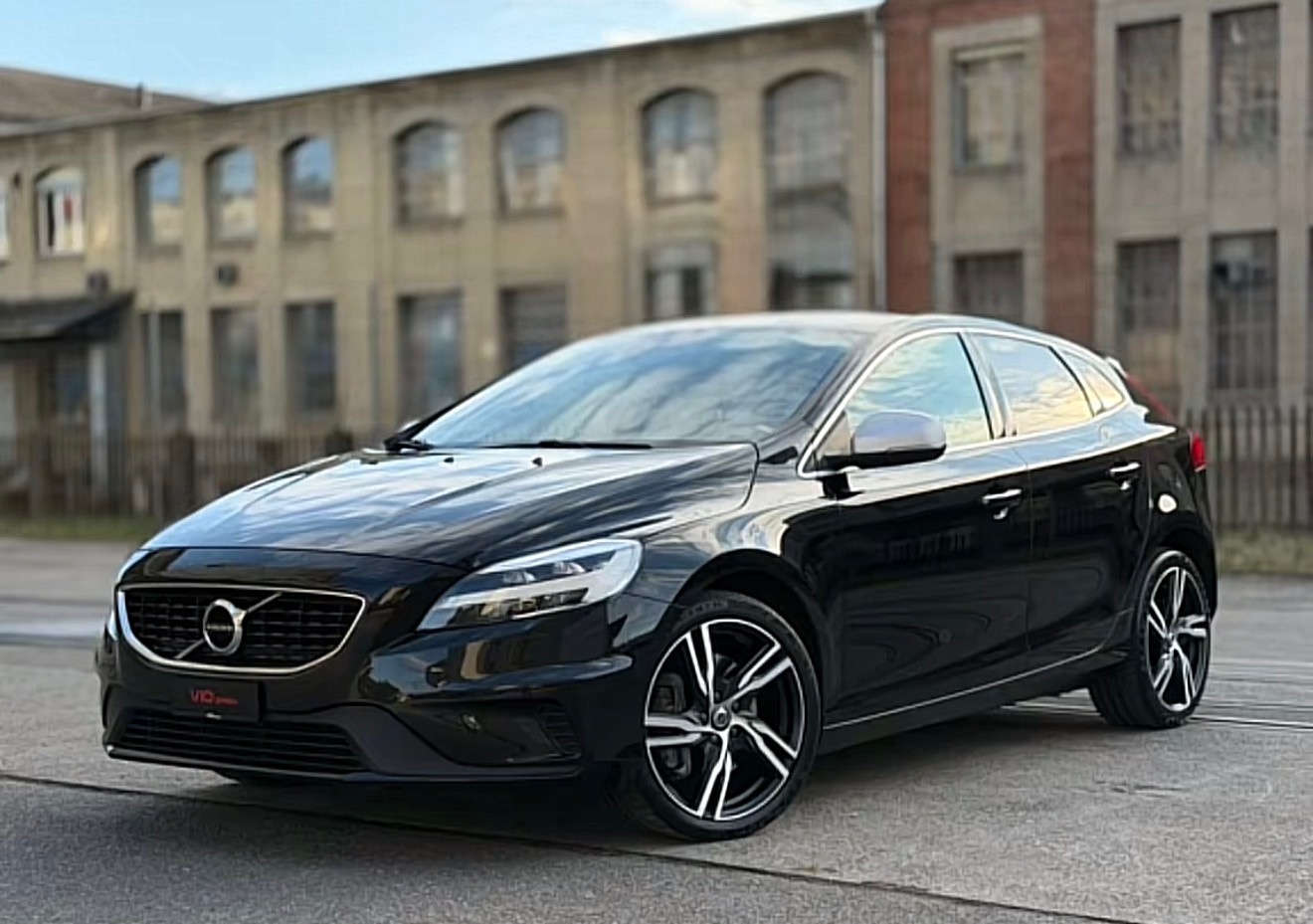 VOLVO V40 D2 Momentum R-Design Geartronic-image-0