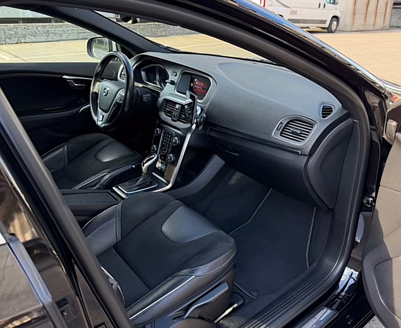 VOLVO V40 D2 Momentum R-Design Geartronic-image-11