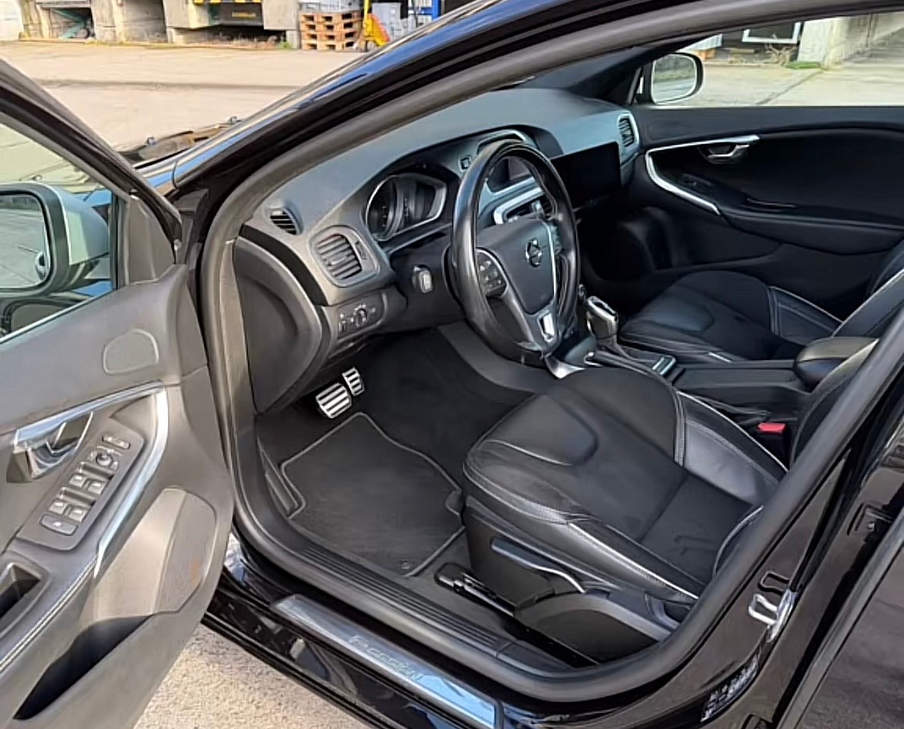 VOLVO V40 D2 Momentum R-Design Geartronic-image-8