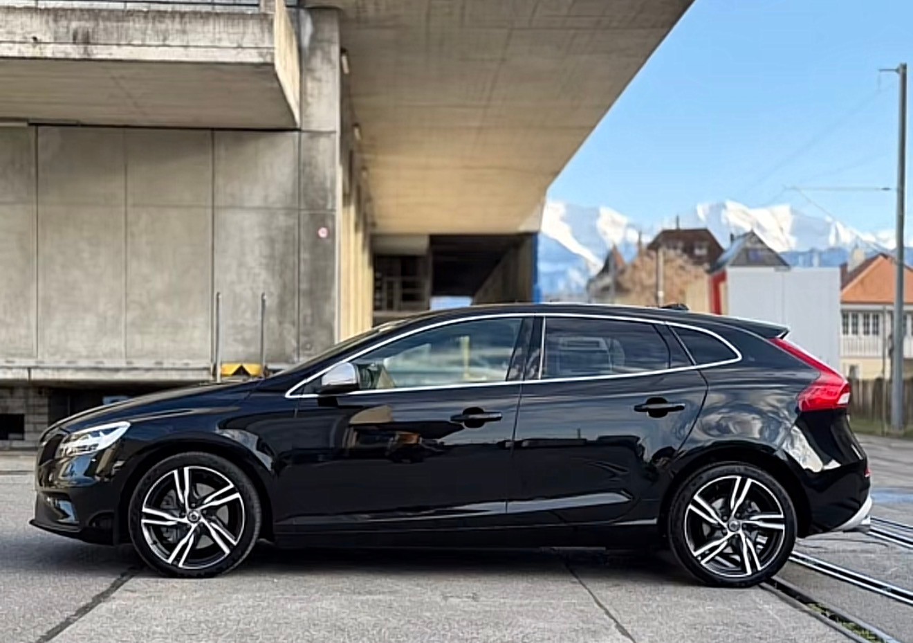 VOLVO V40 D2 Momentum R-Design Geartronic-image-1