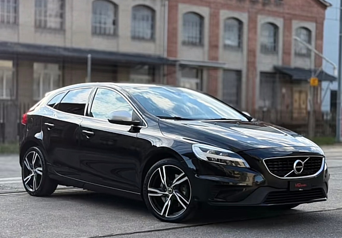 VOLVO V40 D2 Momentum R-Design Geartronic-image-5