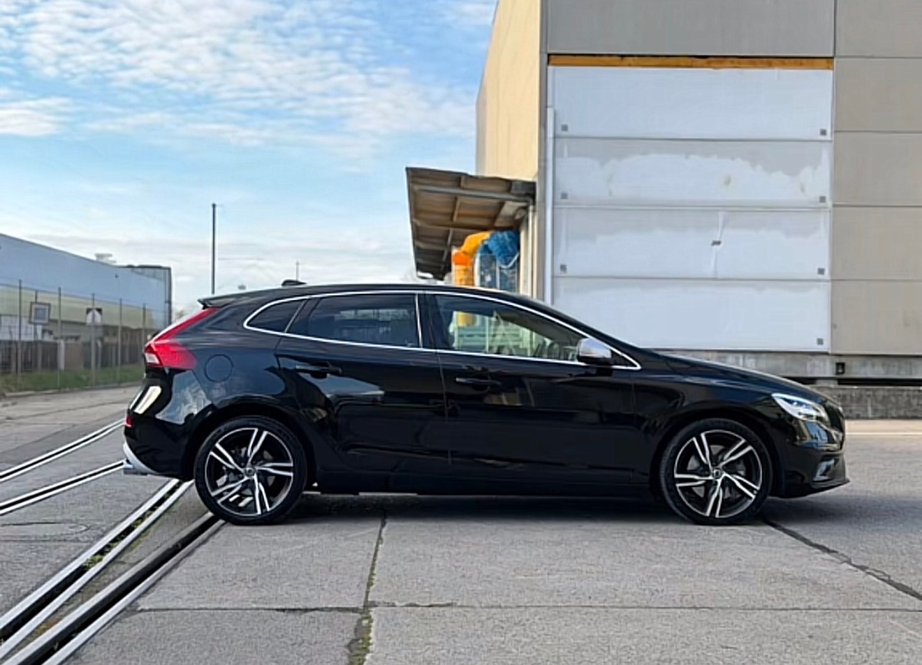 VOLVO V40 D2 Momentum R-Design Geartronic-image-4