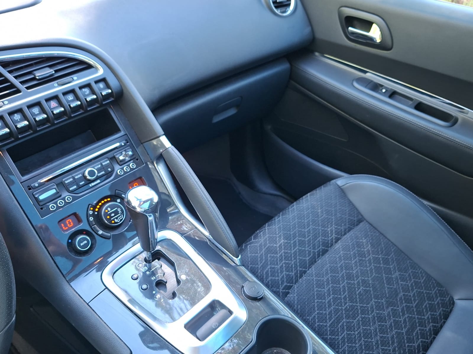 PEUGEOT 3008 1.6 1THP Allure Tiptronic-image-12