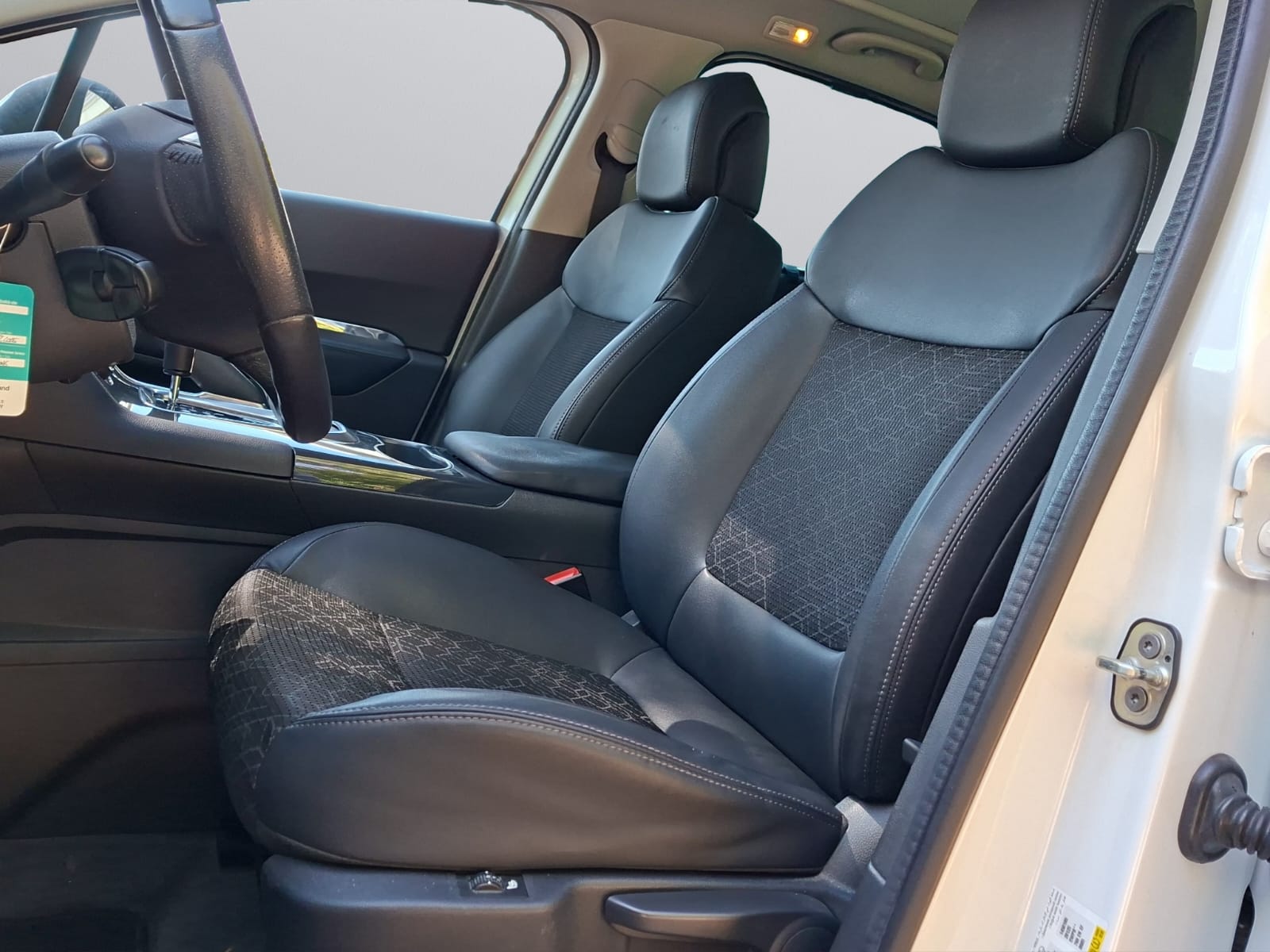 PEUGEOT 3008 1.6 1THP Allure Tiptronic-image-9