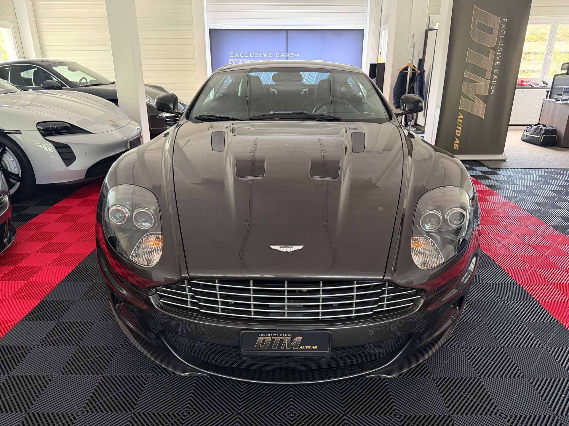 ASTON MARTIN DBS Coupé-image-9