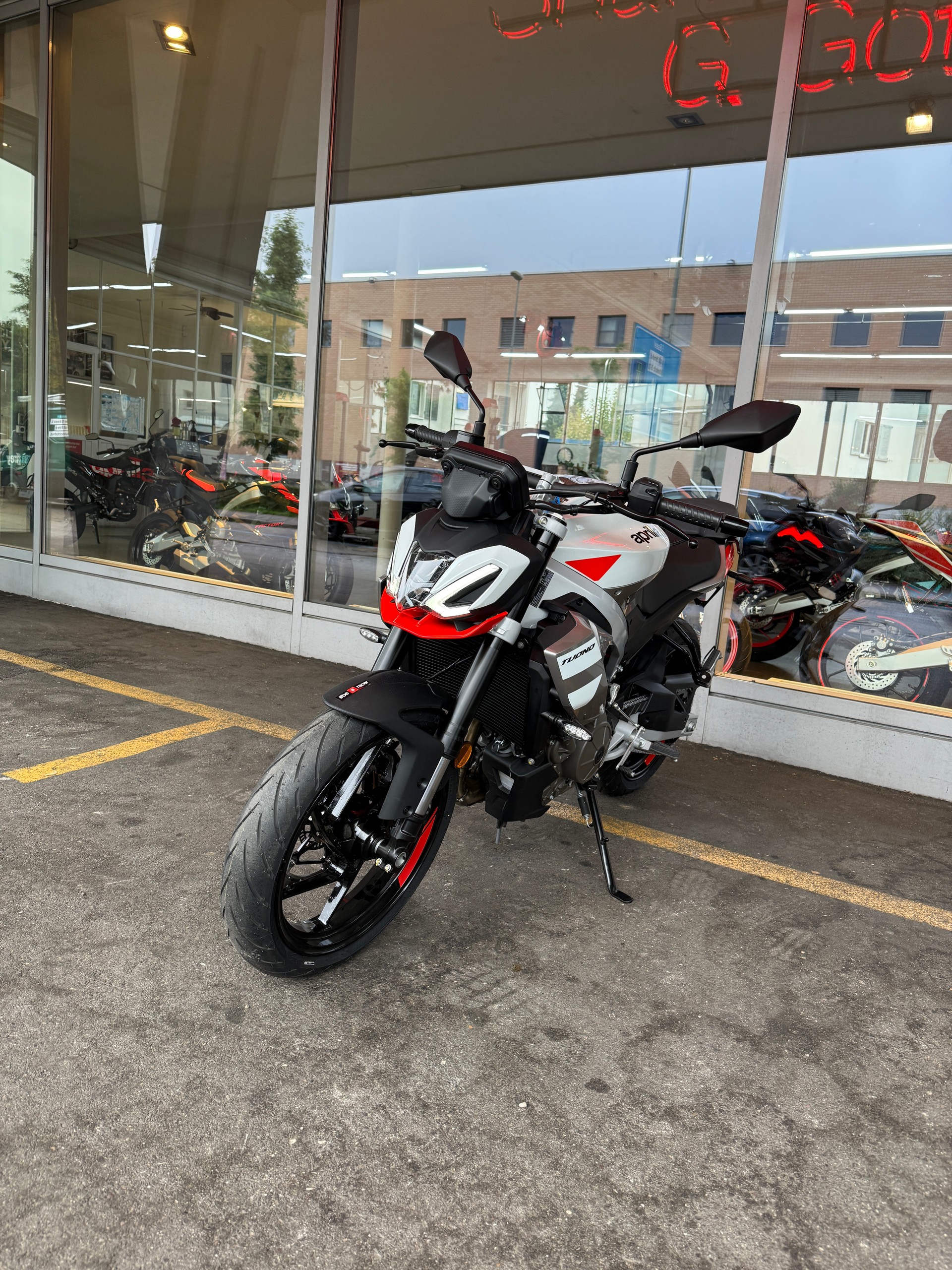 APRILIA Tuono 457 (35kW) E5+-showroom-element-3