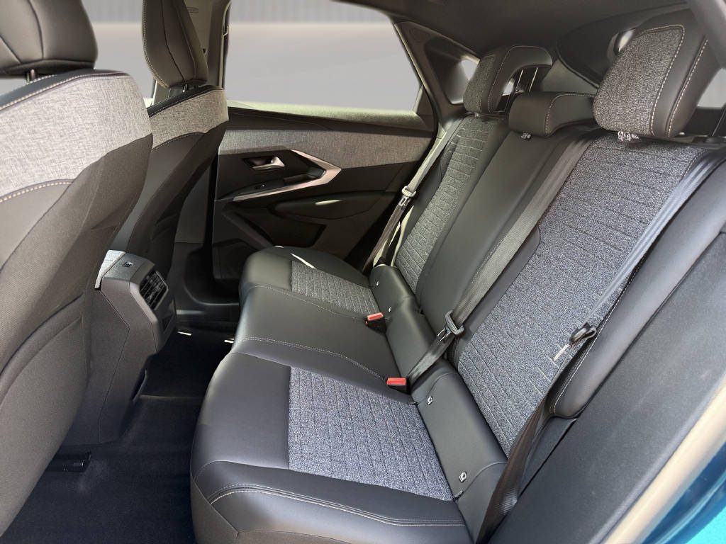 PEUGEOT 3008 Hybrid 145 e-DCS6 Allure Premium-image-8