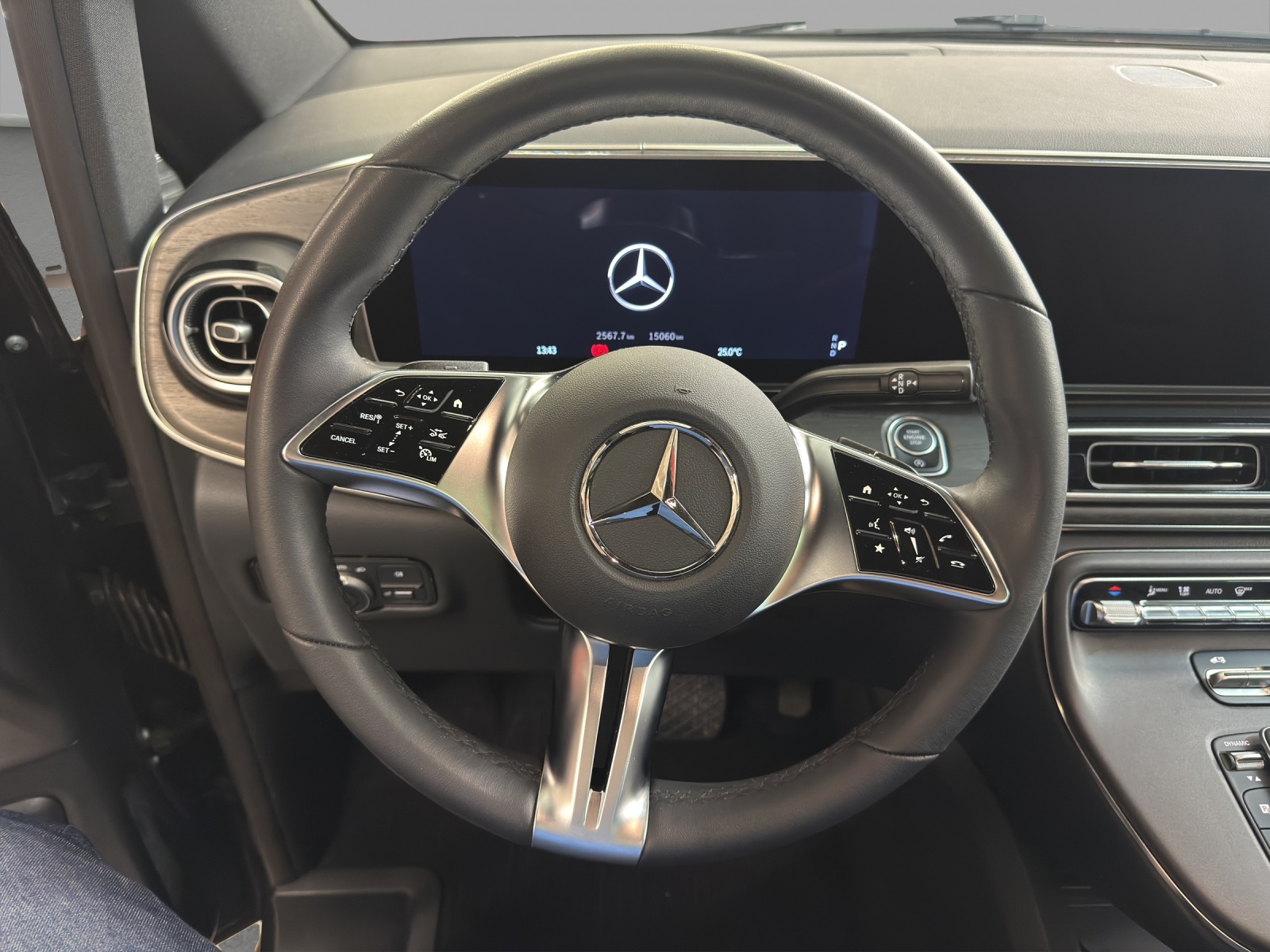 MERCEDES-BENZ V 300 d 4M - Lang / DISTRONIC / 360 Grad Kamera / Panorama-Dach / 7 Sitze / Luftfederung-image-9