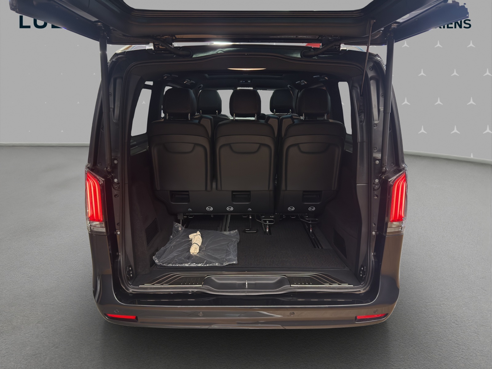 MERCEDES-BENZ V 300 d 4M - Lang / DISTRONIC / 360 Grad Kamera / Panorama-Dach / 7 Sitze / Luftfederung-image-14