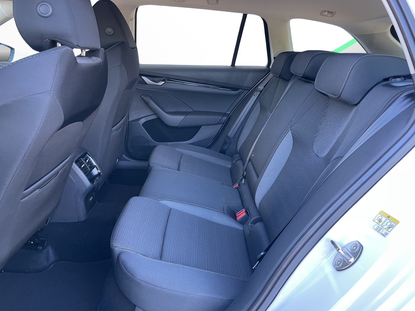 SKODA Octavia Combi 2.0 TDI DSG Selection-image-13