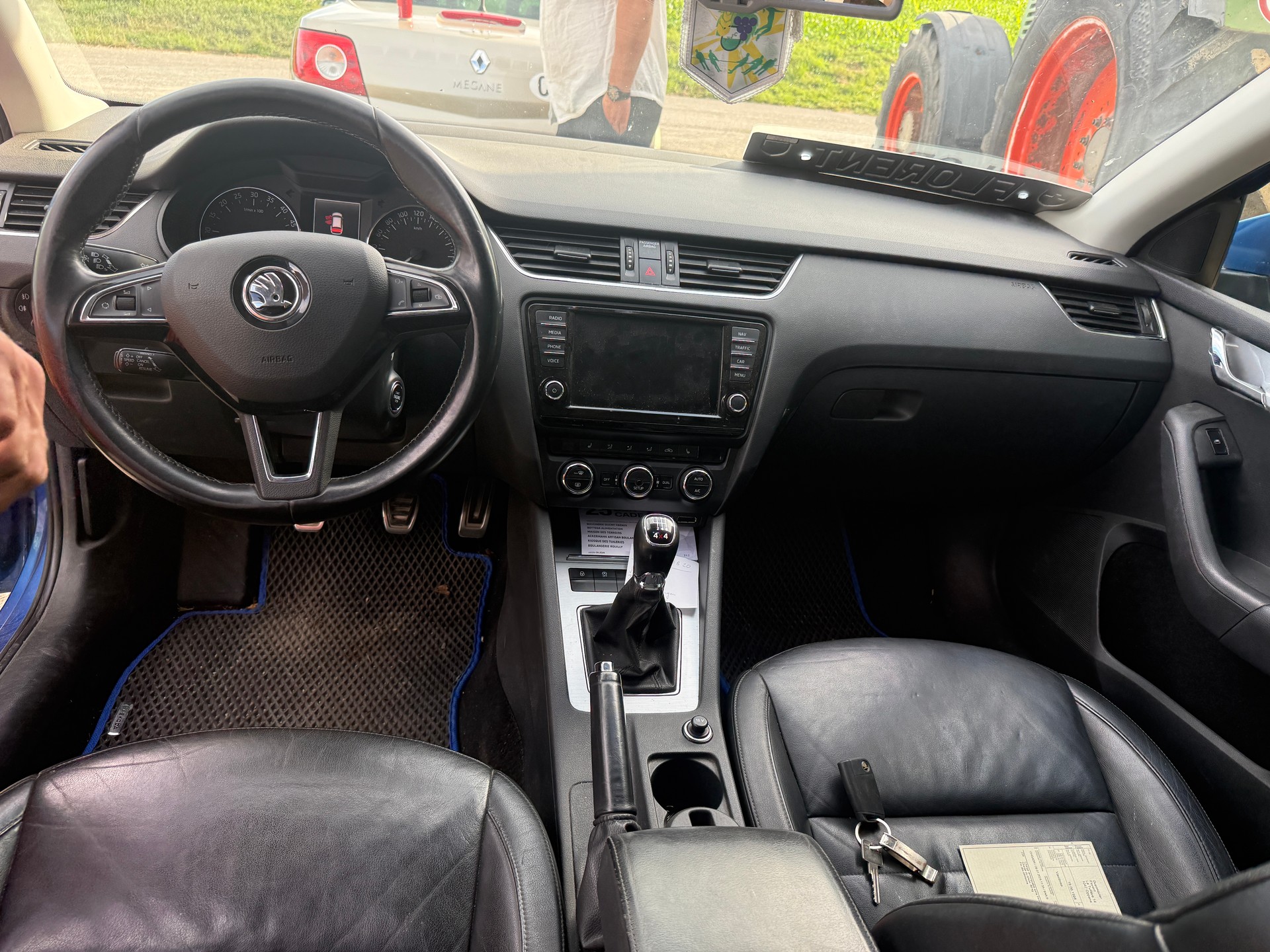 SKODA Octavia Combi 2.0 TDI Elegance 4x4-image-14