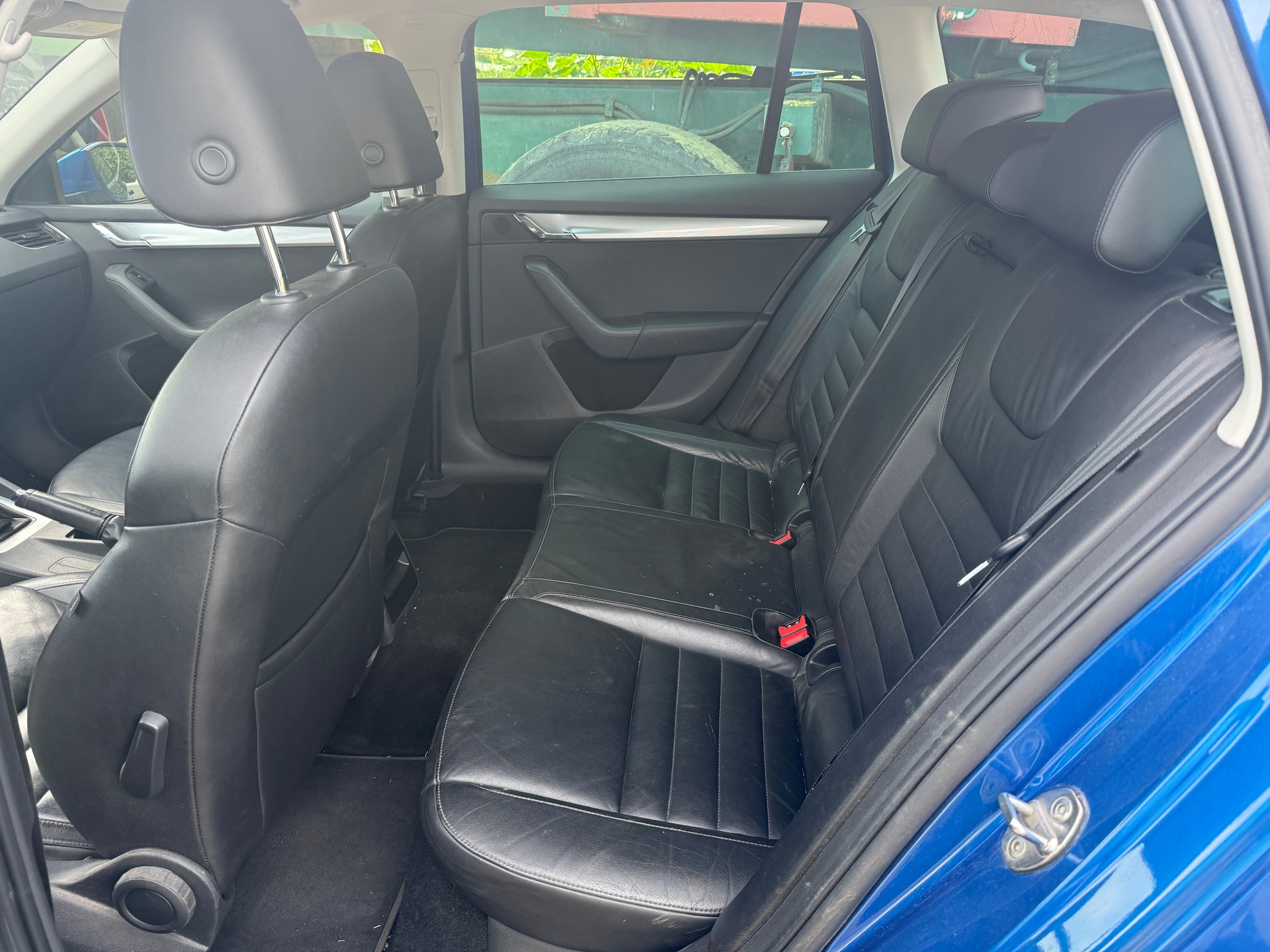 SKODA Octavia Combi 2.0 TDI Elegance 4x4-image-13
