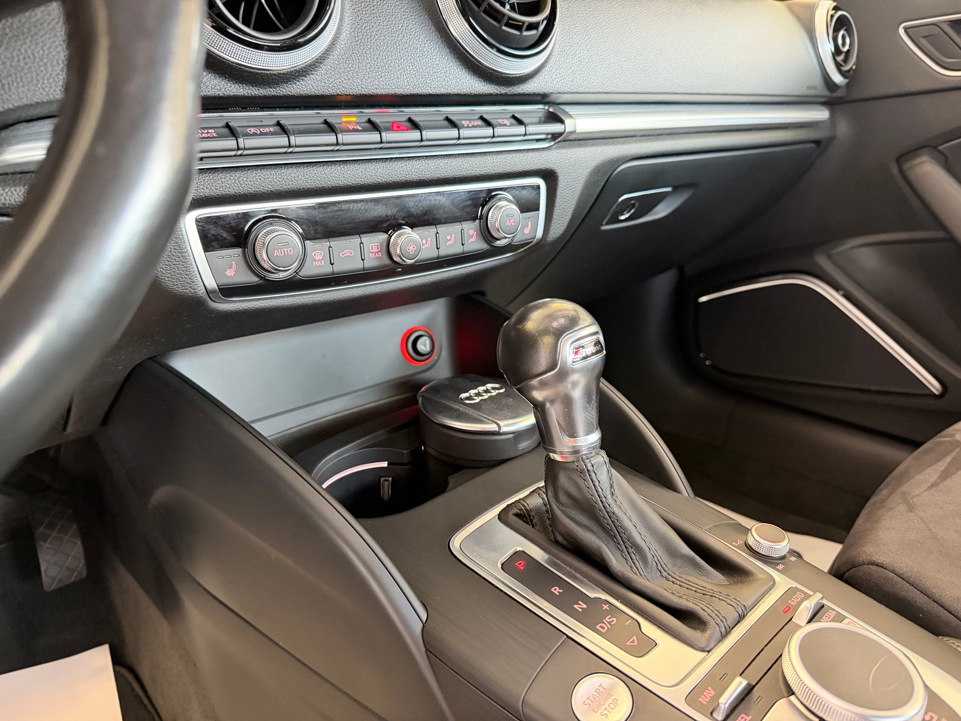 AUDI A3 Cabriolet 1.8 TFSI Ambition S-tronic-image-10