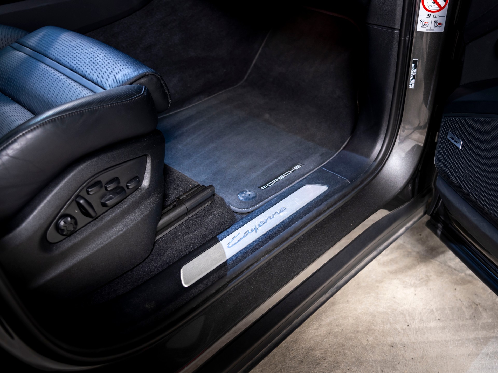 PORSCHE Cayenne E-Hybrid Tiptronic-image-26