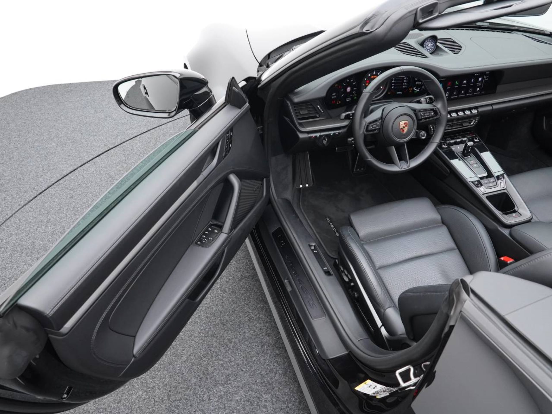 PORSCHE 911 Carrera 4 GTS Cabriolet-image-3