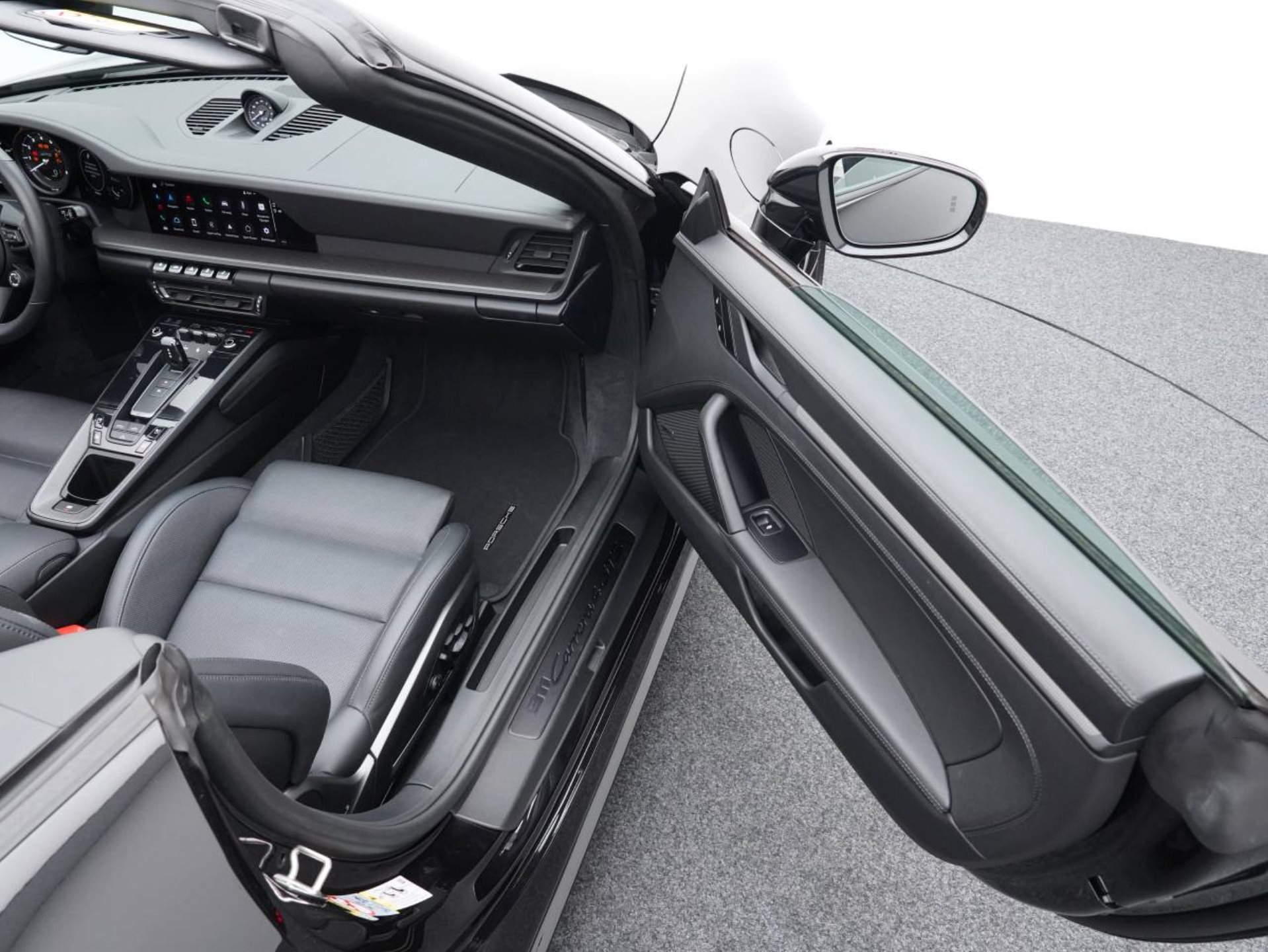 PORSCHE 911 Carrera 4 GTS Cabriolet-image-23
