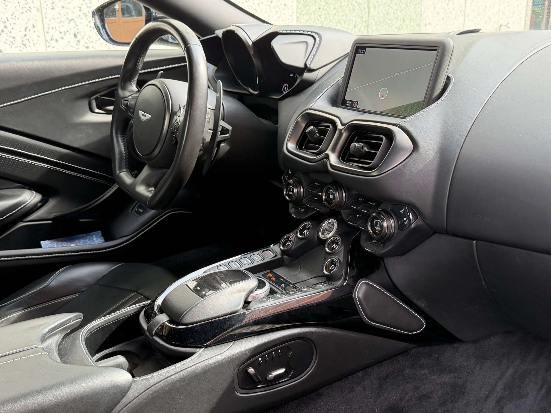ASTON MARTIN V8 Vantage 4.0 Coupé-image-10
