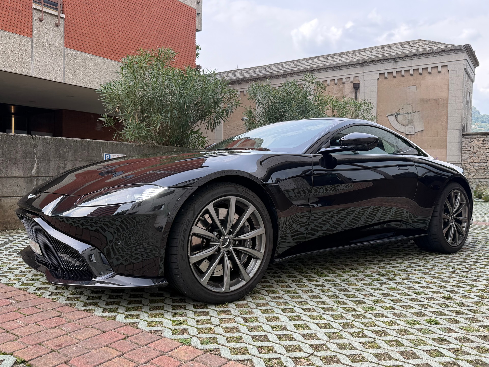 ASTON MARTIN V8 Vantage 4.0 Coupé-image-1