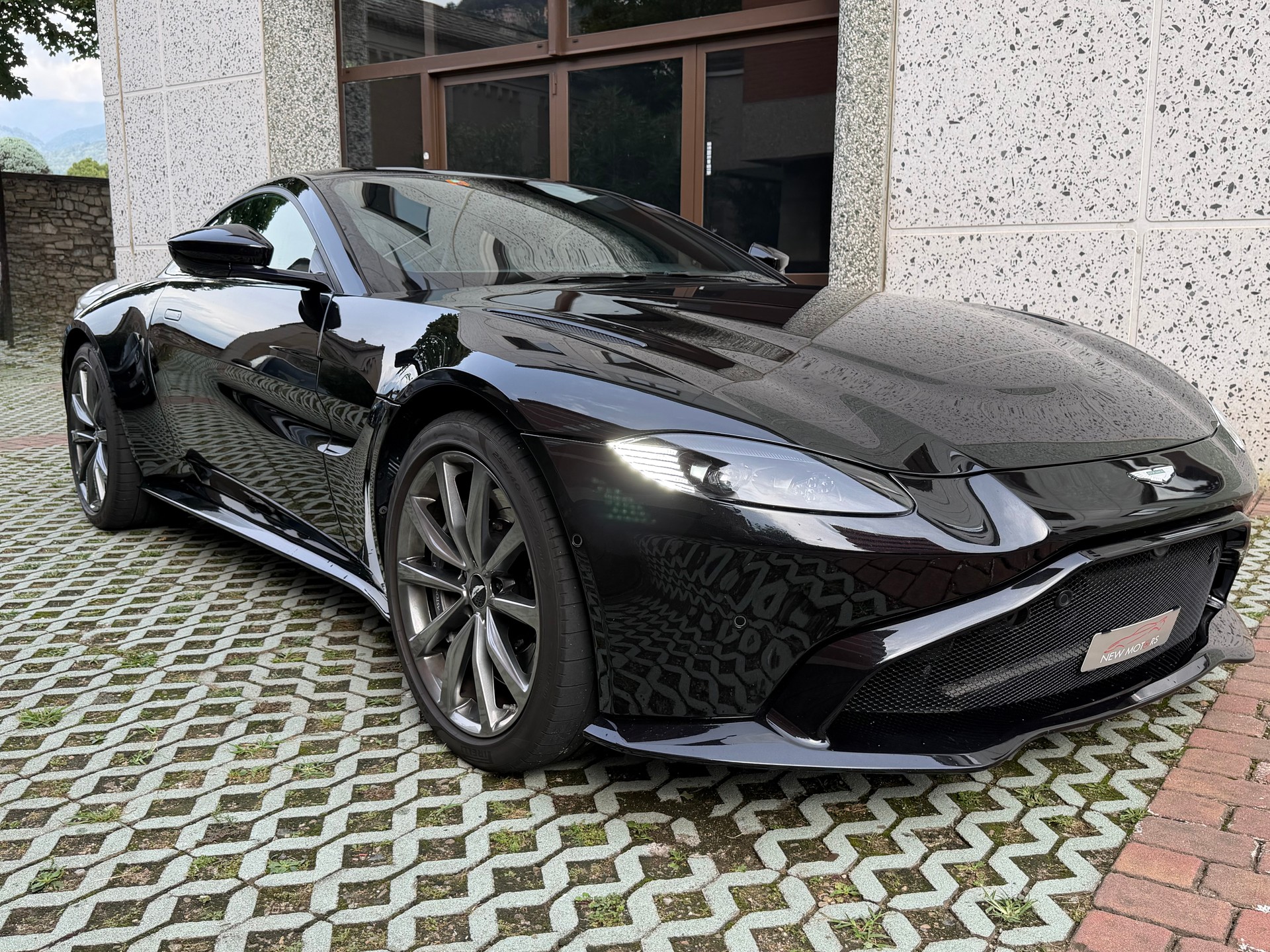 ASTON MARTIN V8 Vantage 4.0 Coupé-image-2