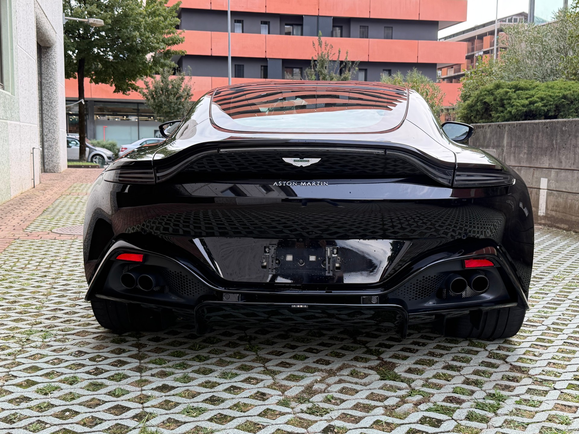 ASTON MARTIN V8 Vantage 4.0 Coupé-image-4