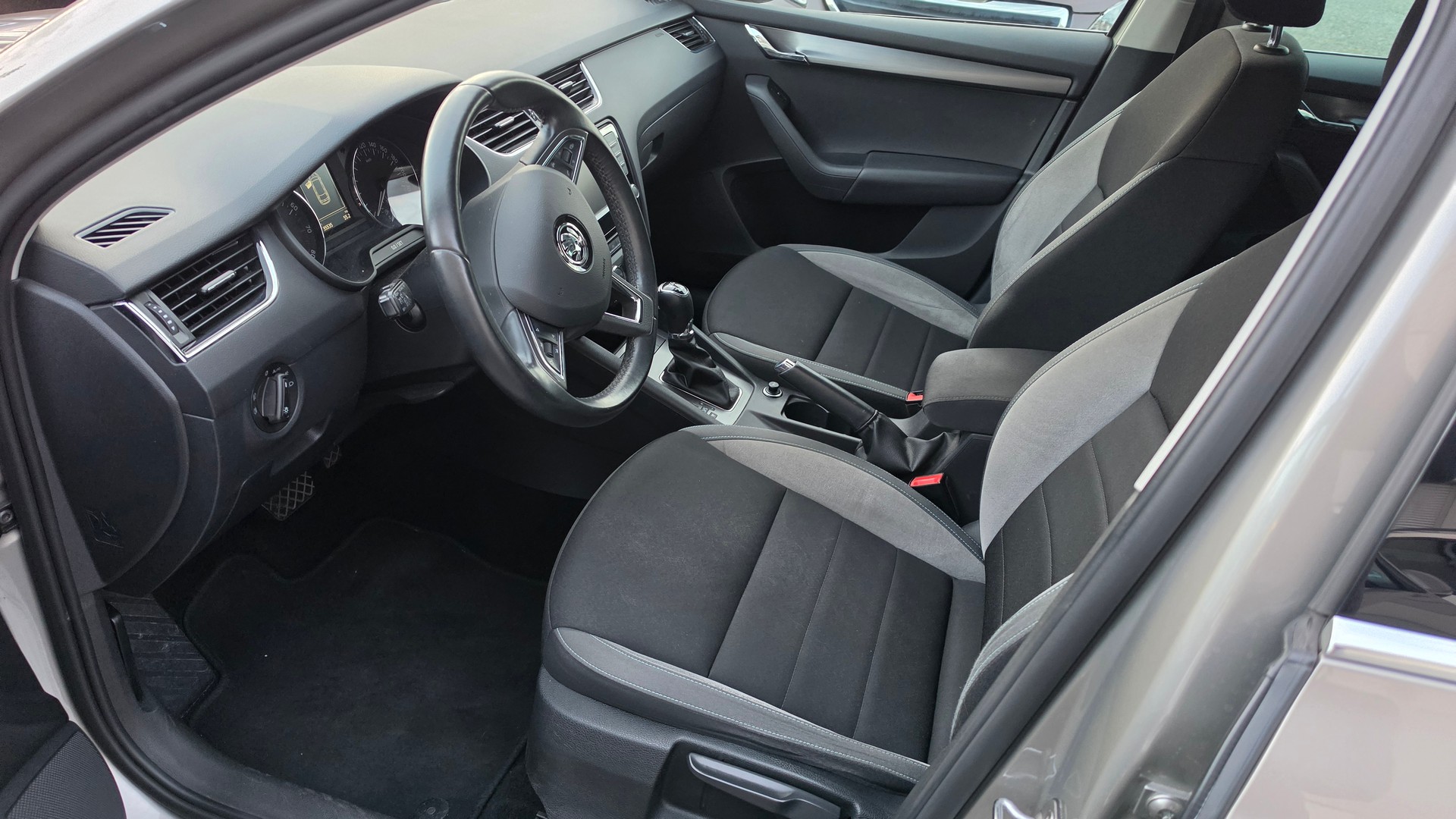 SKODA Octavia Combi 1.8 TSI Swiss Joy 4x4 DSG-image-20