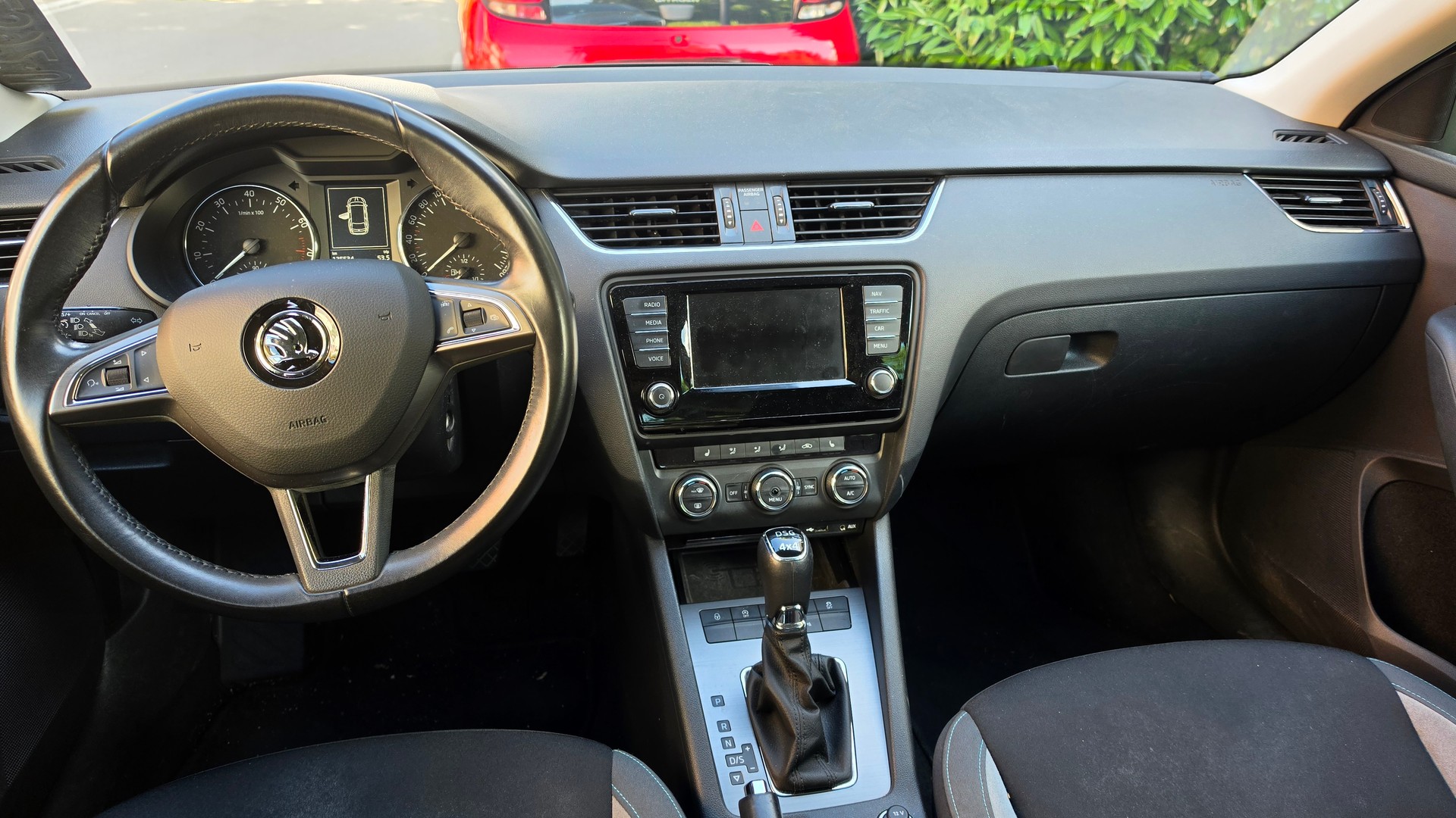 SKODA Octavia Combi 1.8 TSI Swiss Joy 4x4 DSG-image-14
