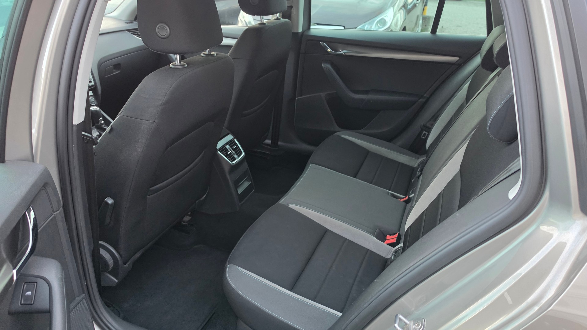 SKODA Octavia Combi 1.8 TSI Swiss Joy 4x4 DSG-image-19