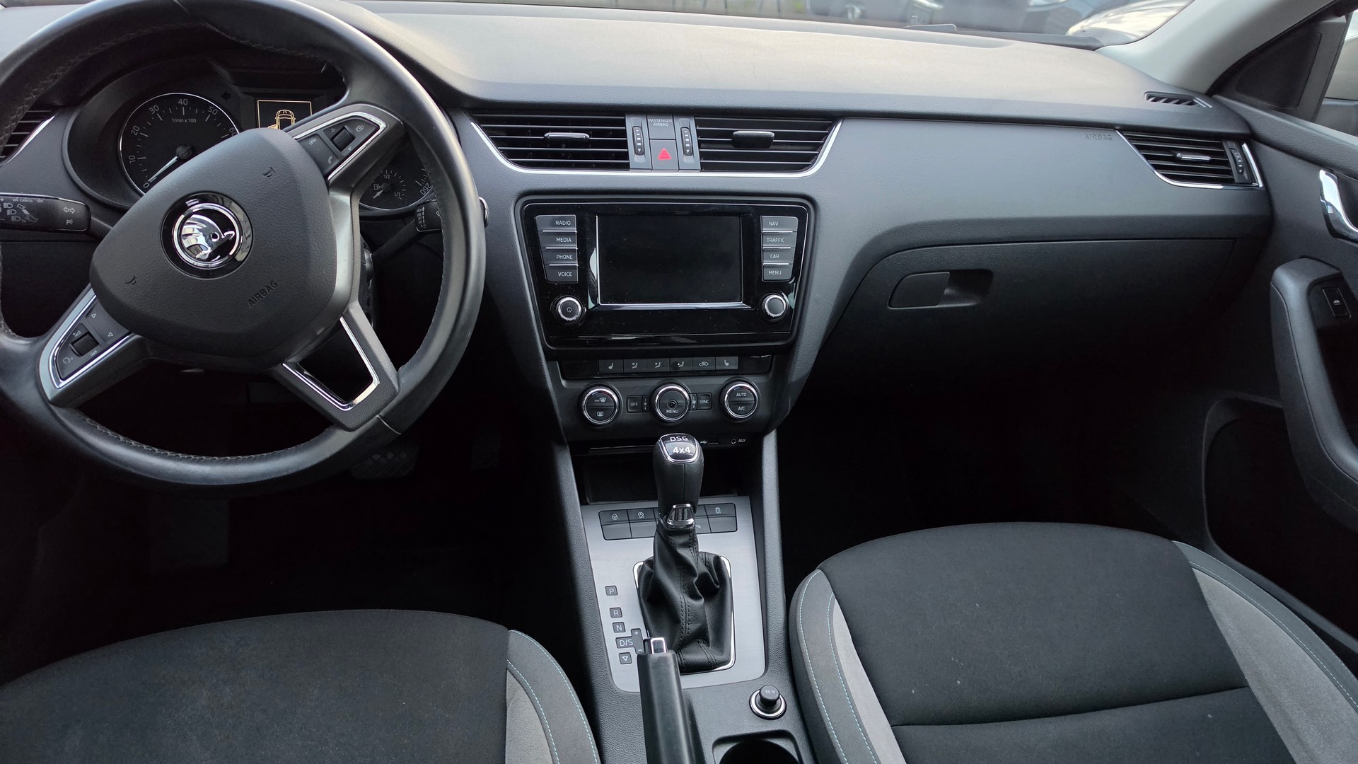 SKODA Octavia Combi 1.8 TSI Swiss Joy 4x4 DSG-image-18