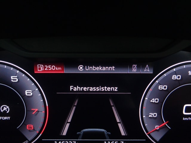 AUDI Q3 45 TFSI quattro S-tronic-image-9