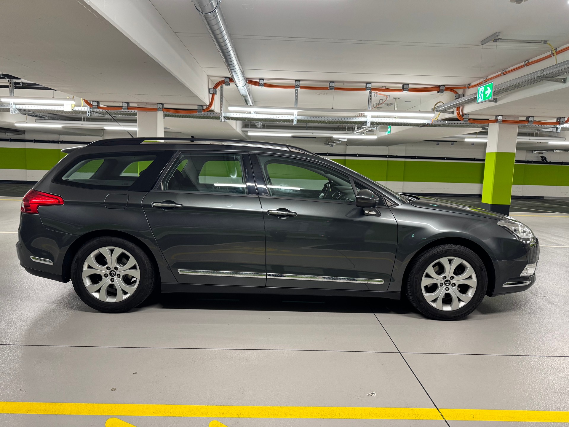 CITROEN C5 Tourer 1.6 Turbo Exclusive Automatic-image-3