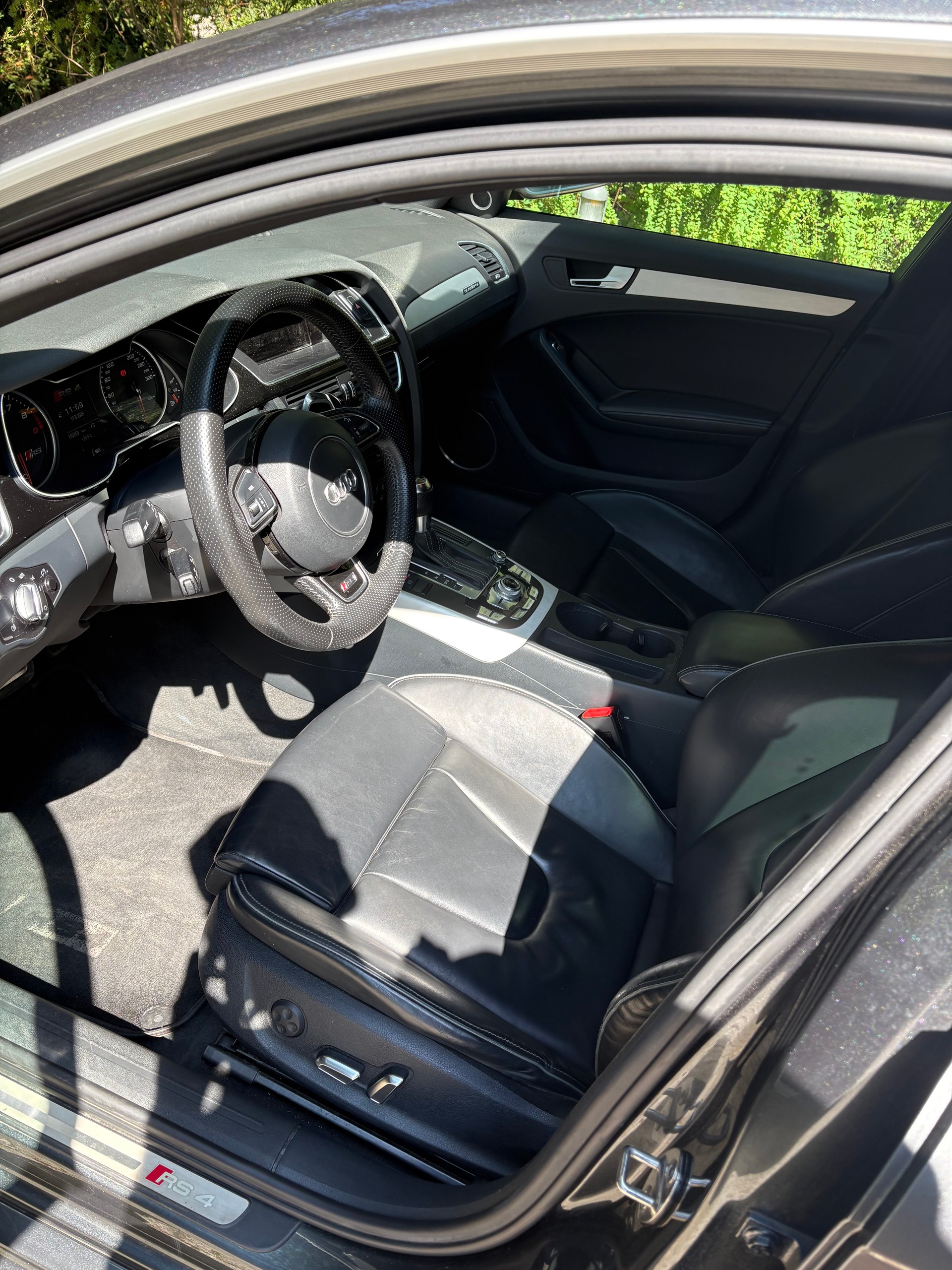 AUDI 4.2 V8 FSI quattro S-Tronic-image-3