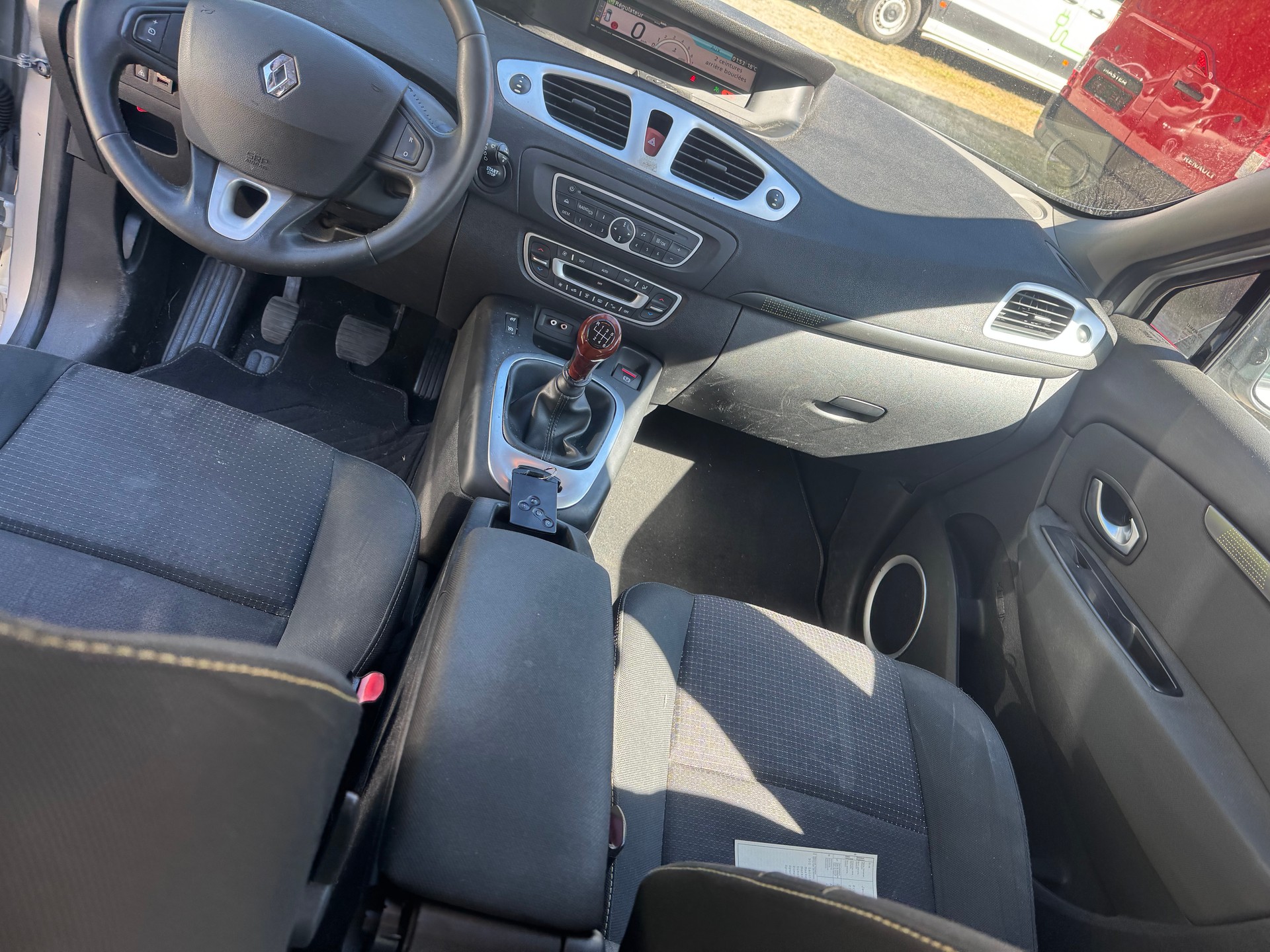 RENAULT Scénic 1.4 16V Turbo Privilège-image-9
