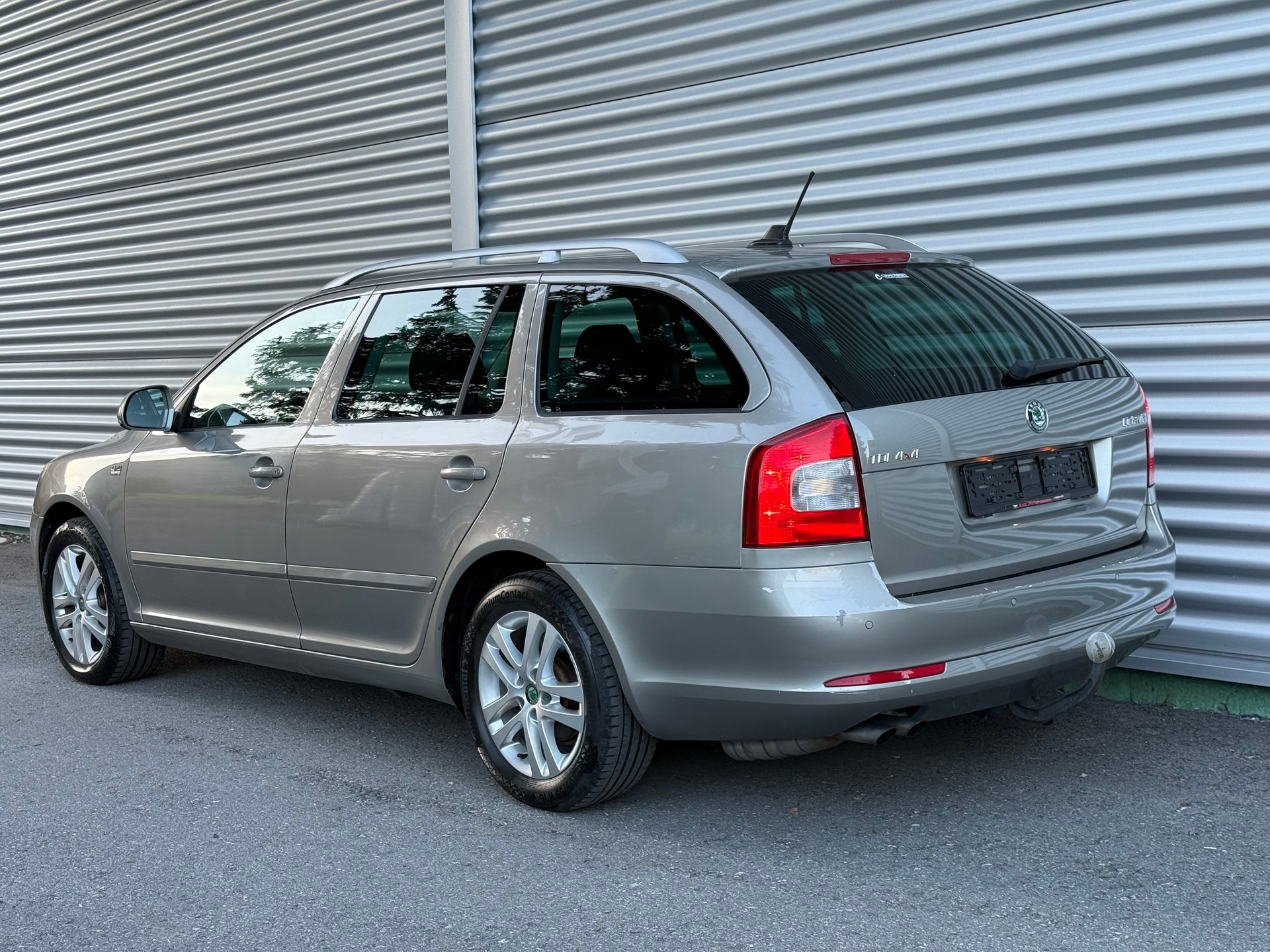 SKODA Octavia Combi 2.0 TDI AllDrive 4x4-image-2