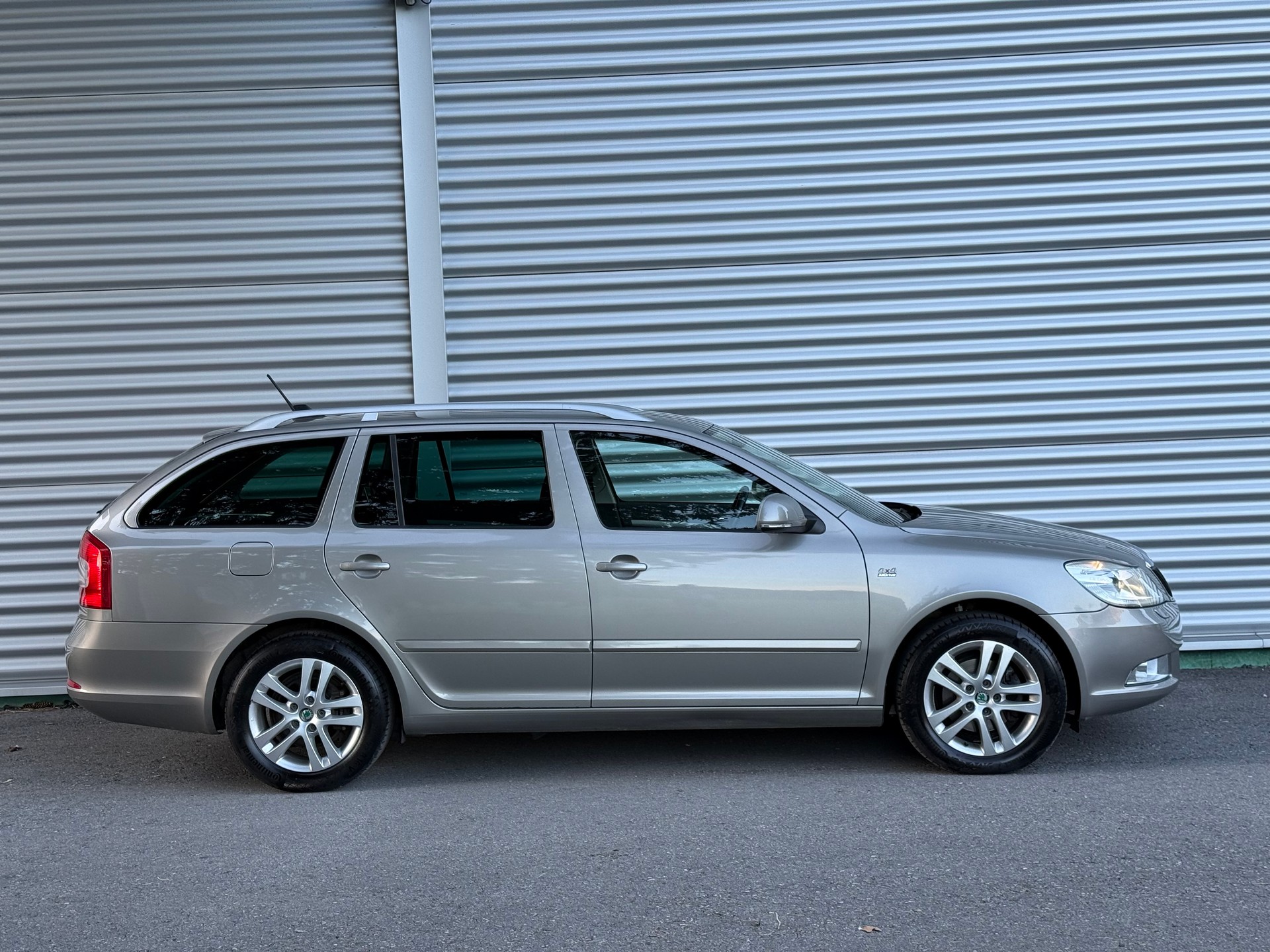 SKODA Octavia Combi 2.0 TDI AllDrive 4x4-image-4