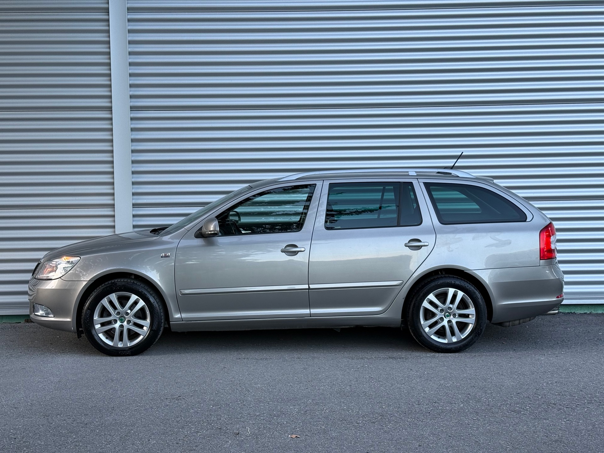 SKODA Octavia Combi 2.0 TDI AllDrive 4x4-image-1