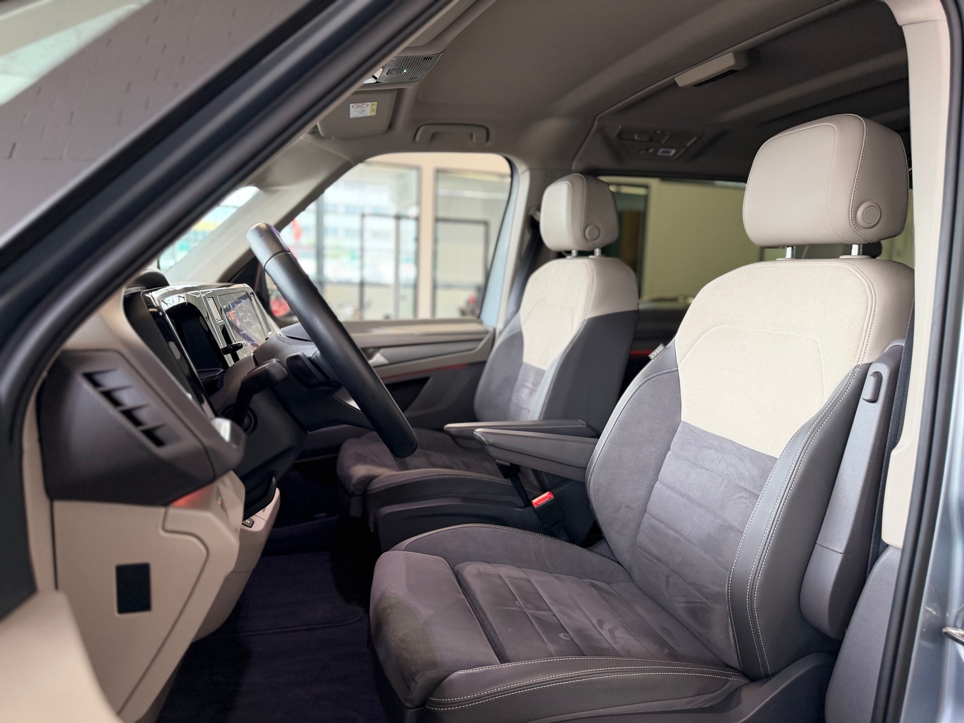 VW Multivan 2.0 TDI Life DSG Lang * BULLI EDITION * 7 SITZER LEDER / ALCANTARA * STANDHEIZUNG * HEAD UP *-image-21