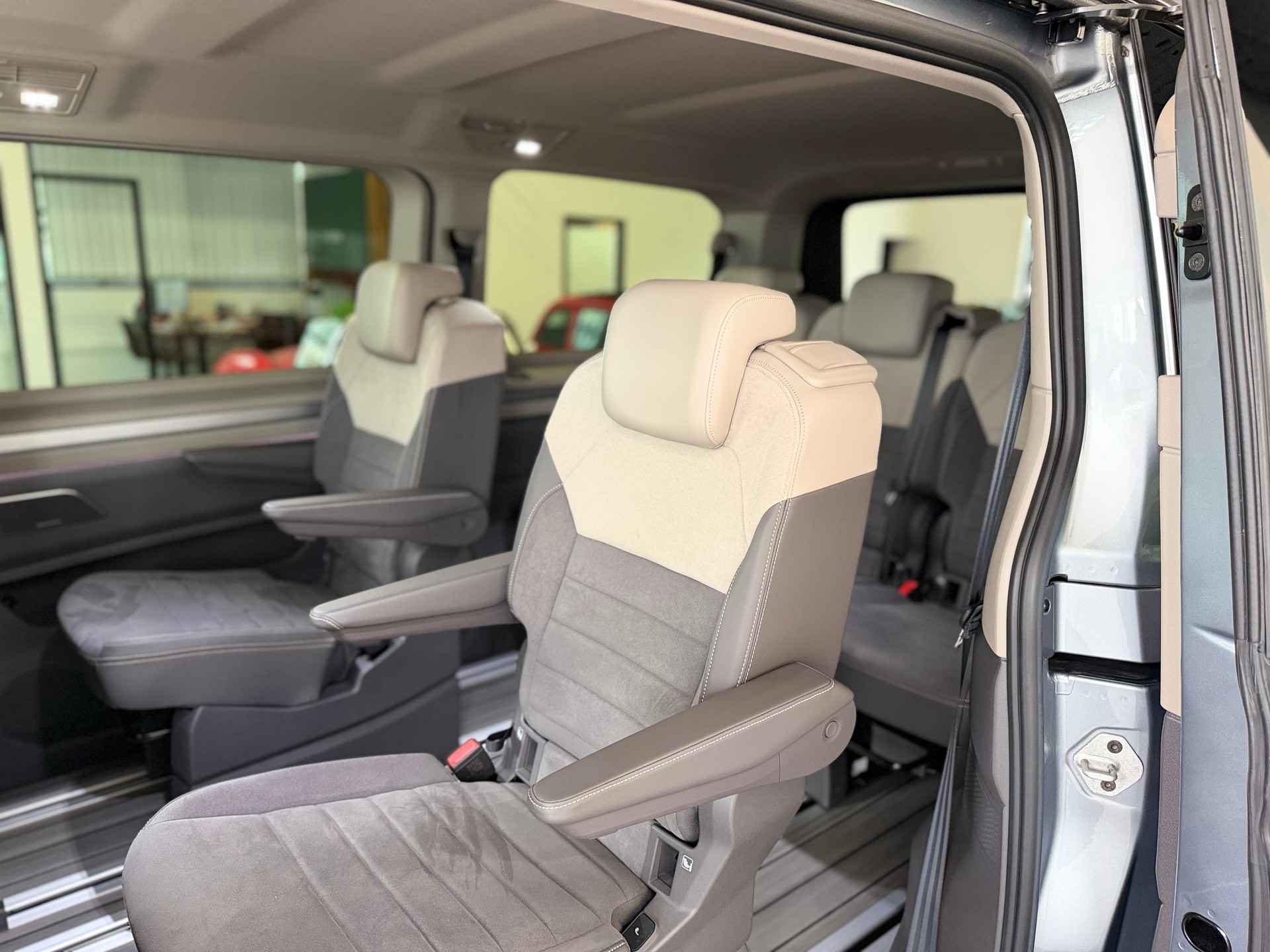 VW Multivan 2.0 TDI Life DSG Lang * BULLI EDITION * 7 SITZER LEDER / ALCANTARA * STANDHEIZUNG * HEAD UP *-image-18