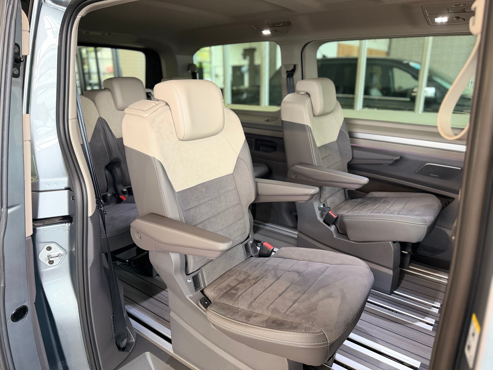 VW Multivan 2.0 TDI Life DSG Lang * BULLI EDITION * 7 SITZER LEDER / ALCANTARA * STANDHEIZUNG * HEAD UP *-image-12