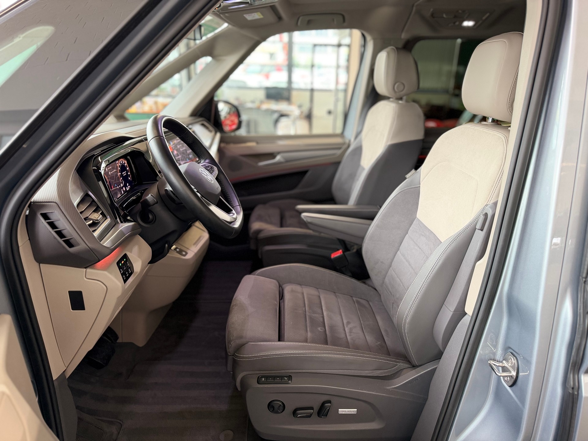 VW Multivan 2.0 TDI Life DSG Lang * BULLI EDITION * 7 SITZER LEDER / ALCANTARA * STANDHEIZUNG * HEAD UP *-image-19